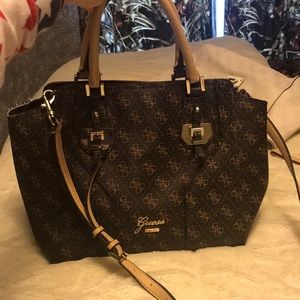 Crossbody guess purse!